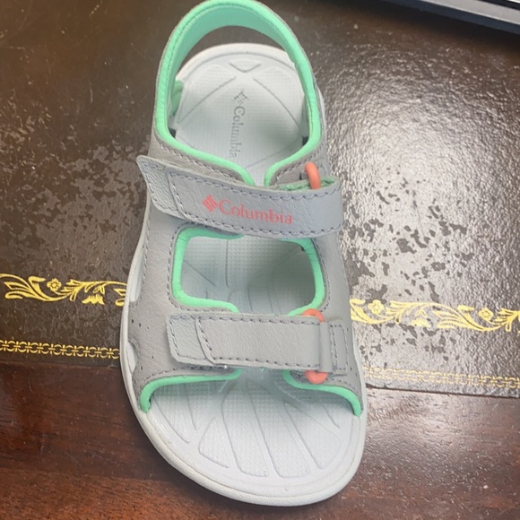 Kids size 9 Columbia sandals - Picture 2 of 4